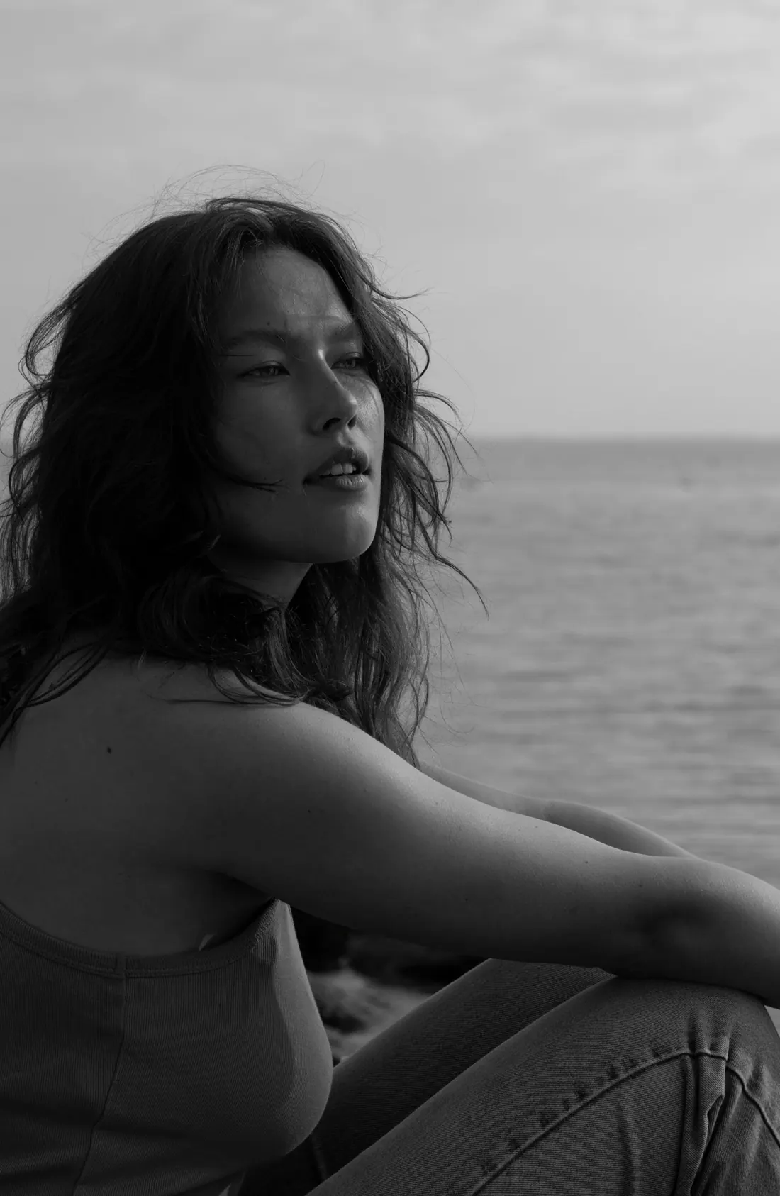 Mujer mirando al mar, retrato en blanco y negro